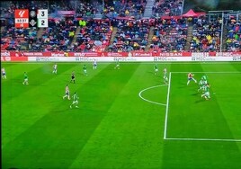 Polémica por el tercer gol del Girona y el posible fuera de juego de Stuani