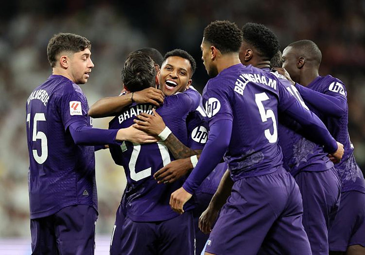 Rodrygo celebra con sus compañeros el primer gol del partido