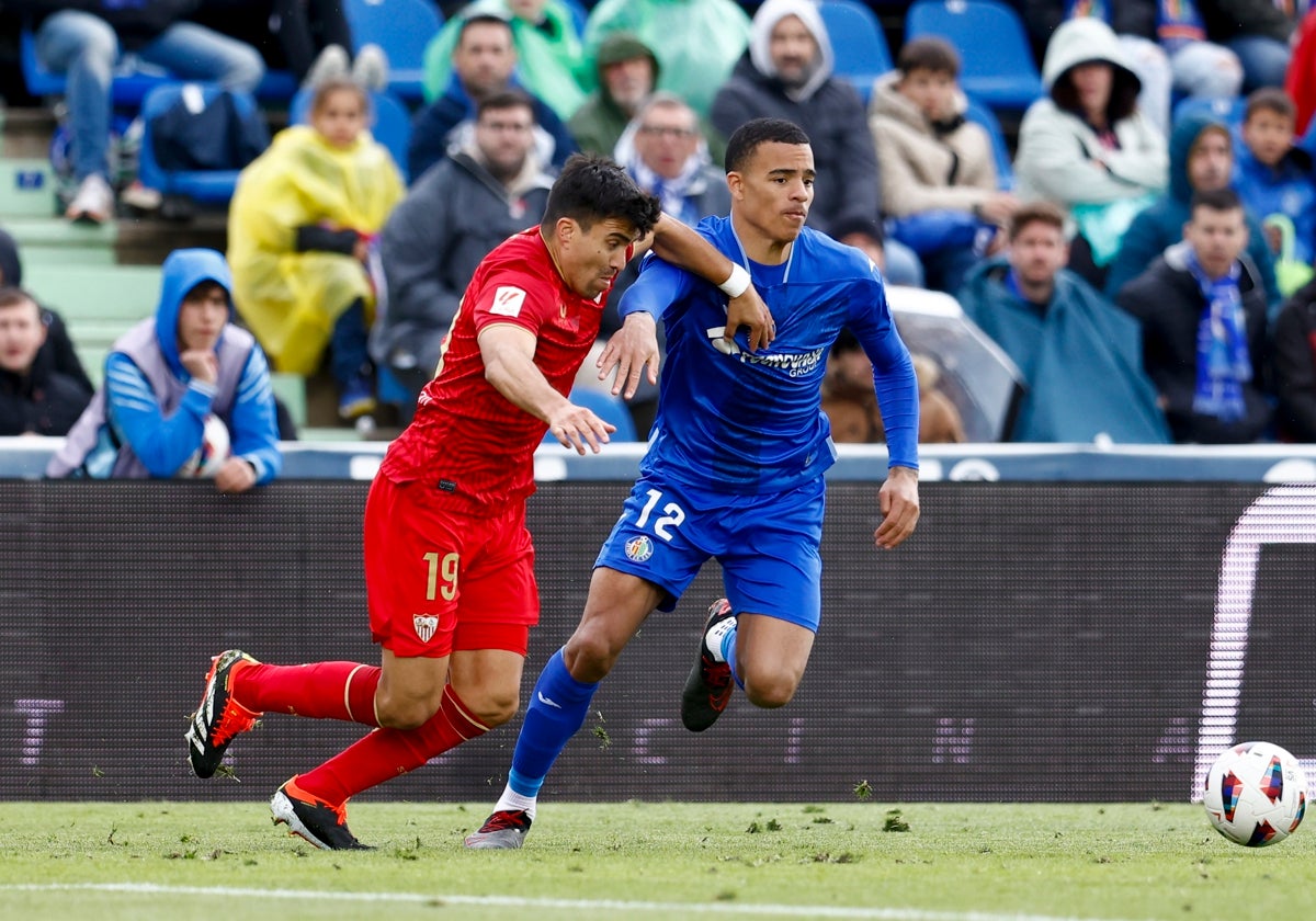 Acuña pugna con Greenwood en el Getafe - Sevilla