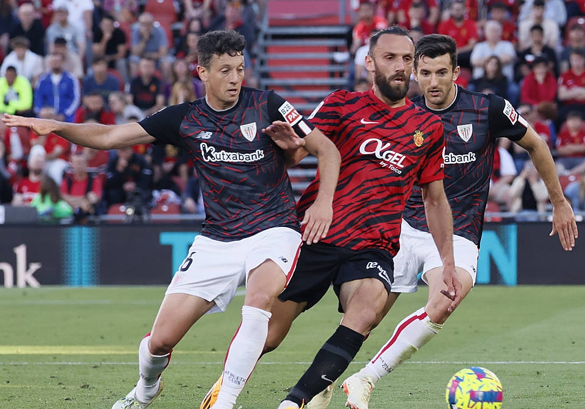 Muriqi pugna por un balón en un partido liguero entre el Mallorca y el Athletic Club