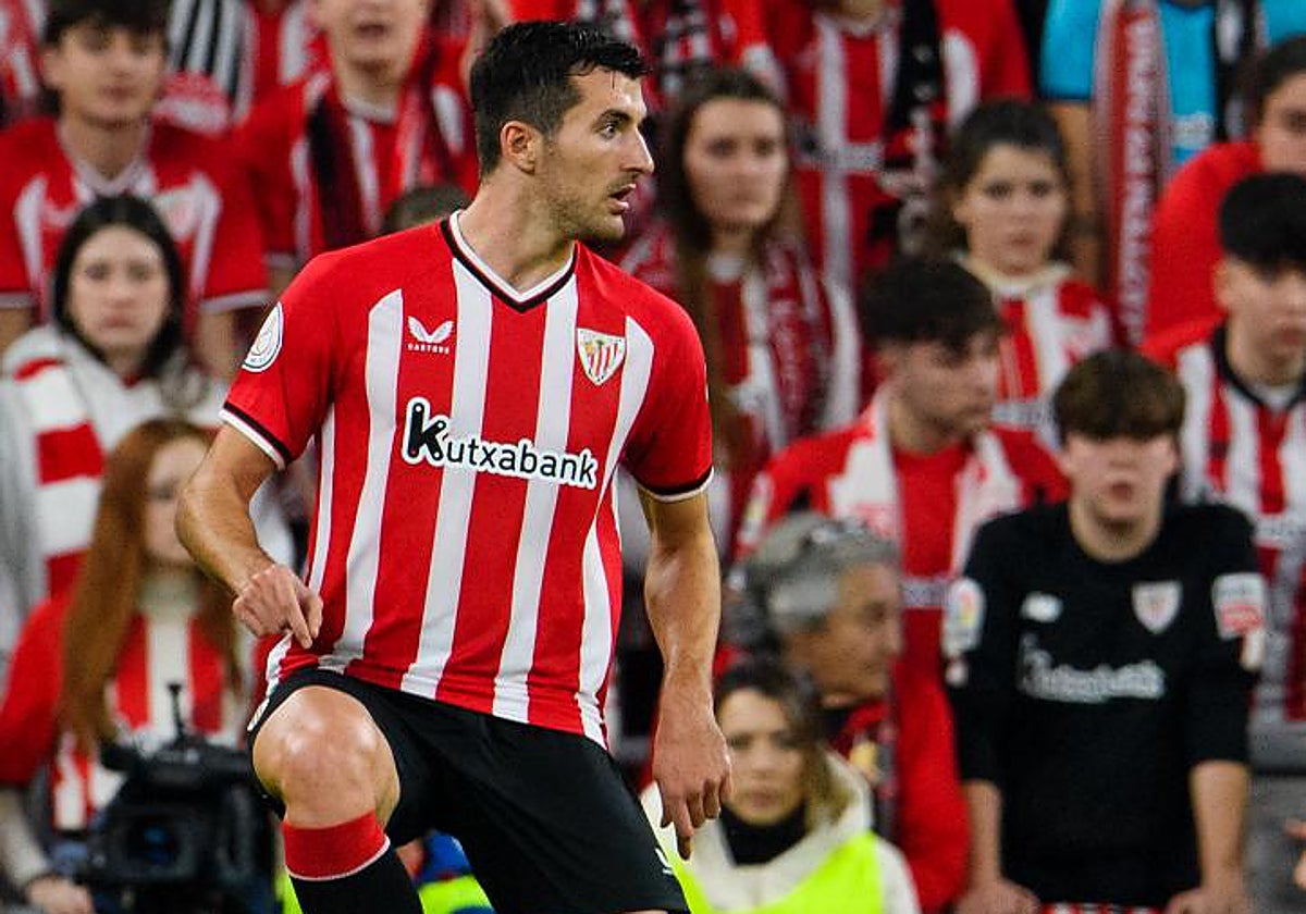 Dani Vivian durante un partido del Athletic en San Mamés