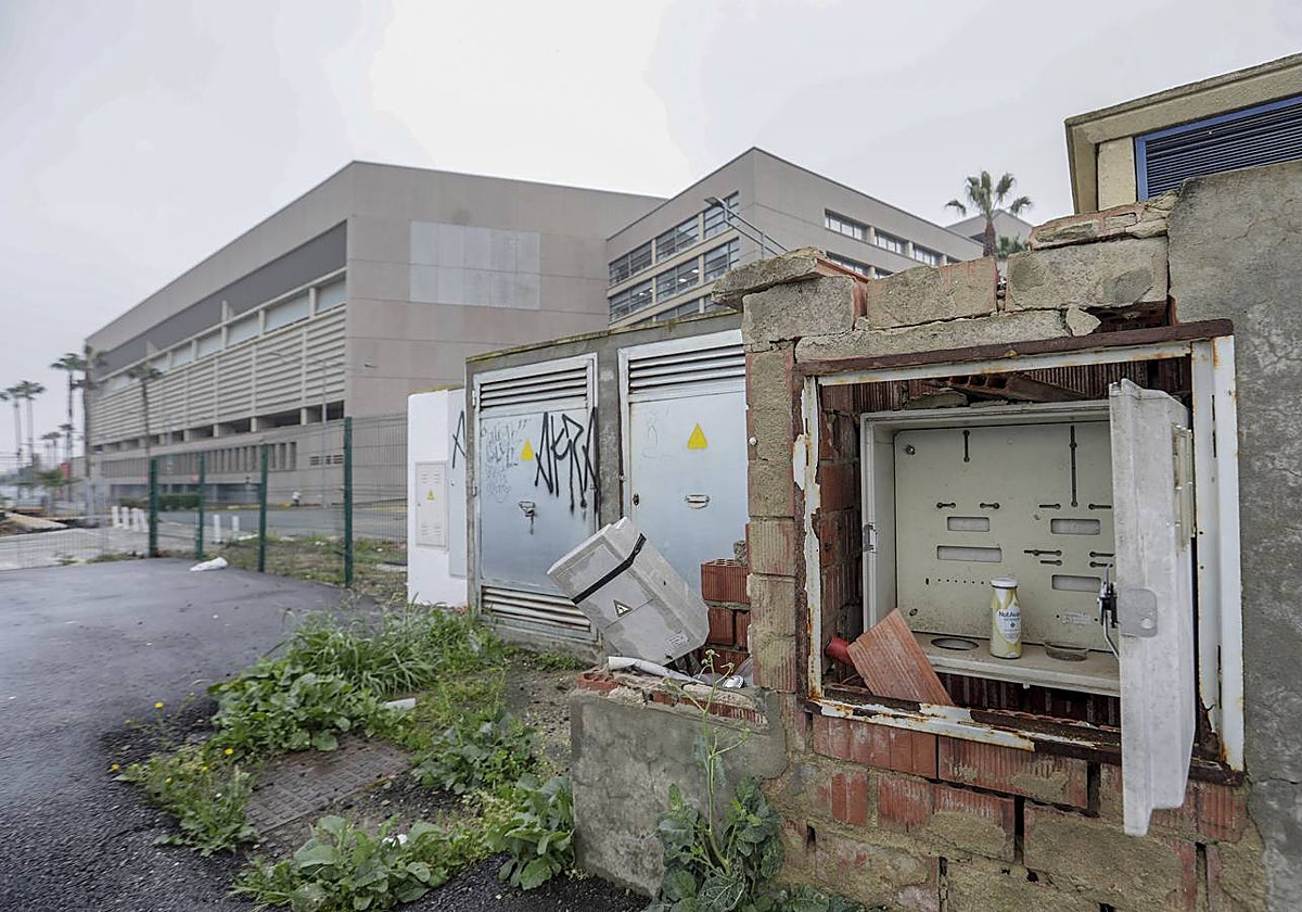 Los aledaños del estadio de La Cartuja presentan numerosos desperfectos