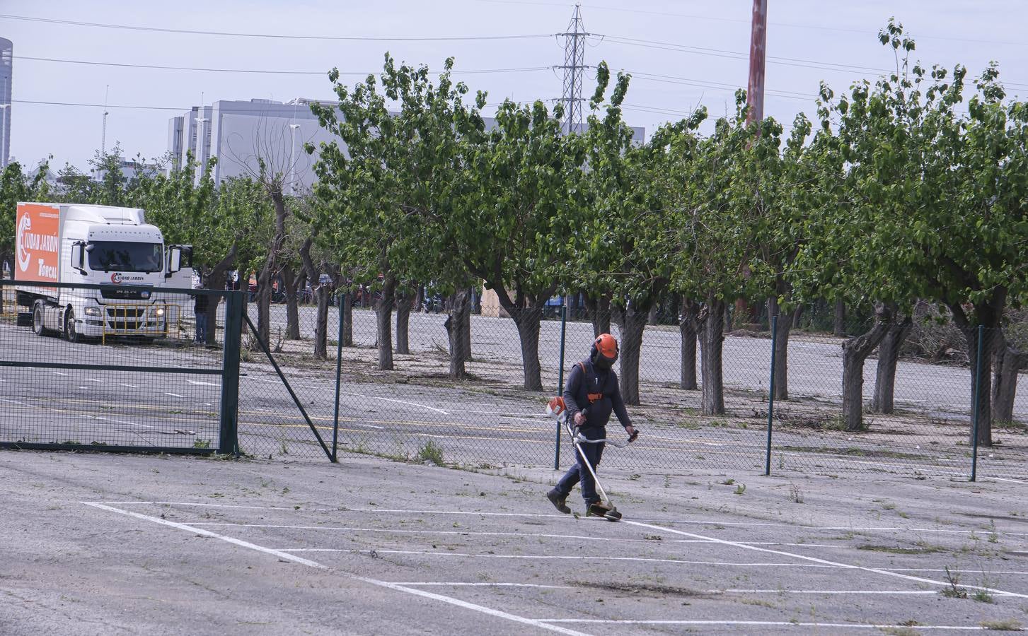Los aledaños del estadio de La Cartuja presentan numerosos desperfectos