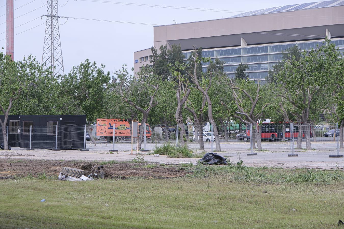 Los aledaños del estadio de La Cartuja presentan numerosos desperfectos