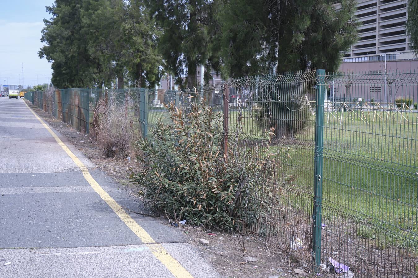 Los aledaños del estadio de La Cartuja presentan numerosos desperfectos