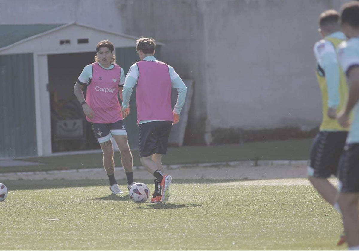 Bellerín y Miranda, en el inicio del entrenamiento de este jueves
