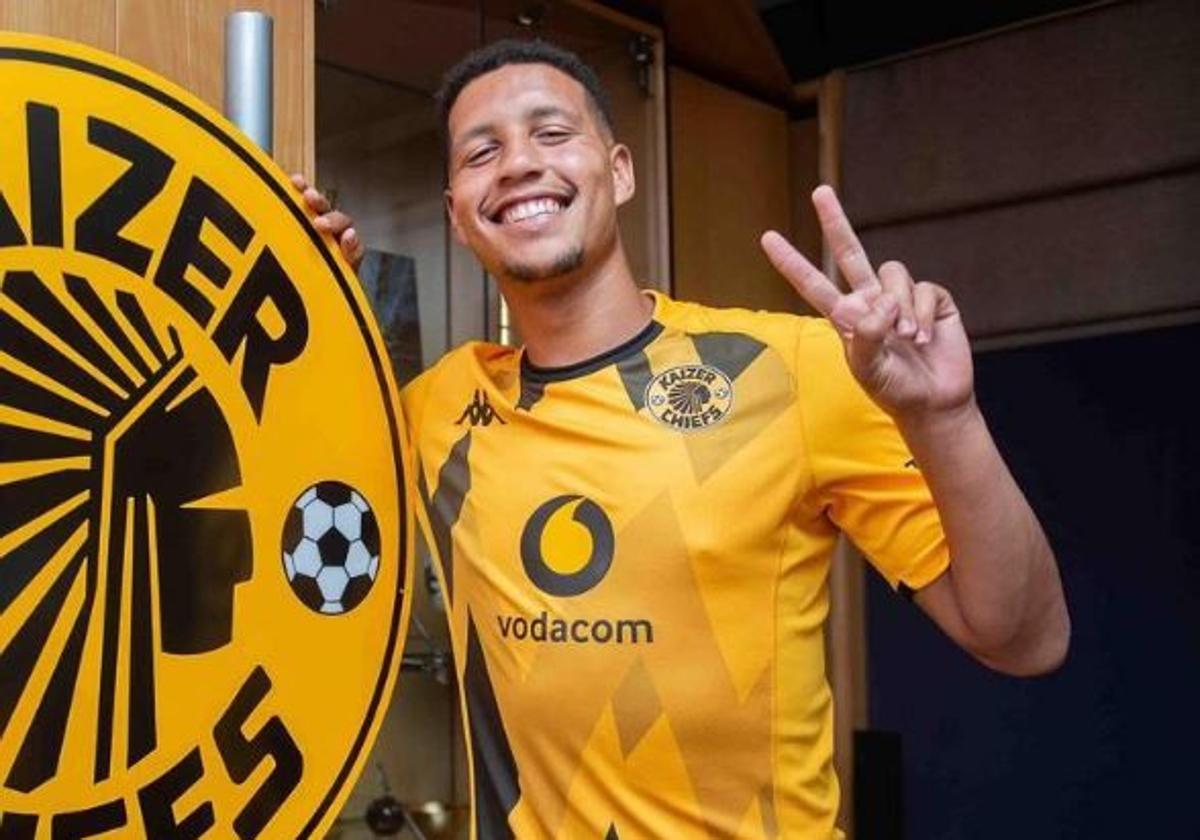 Luke Fleurs, con el escudo de los Kaizer Chiefs