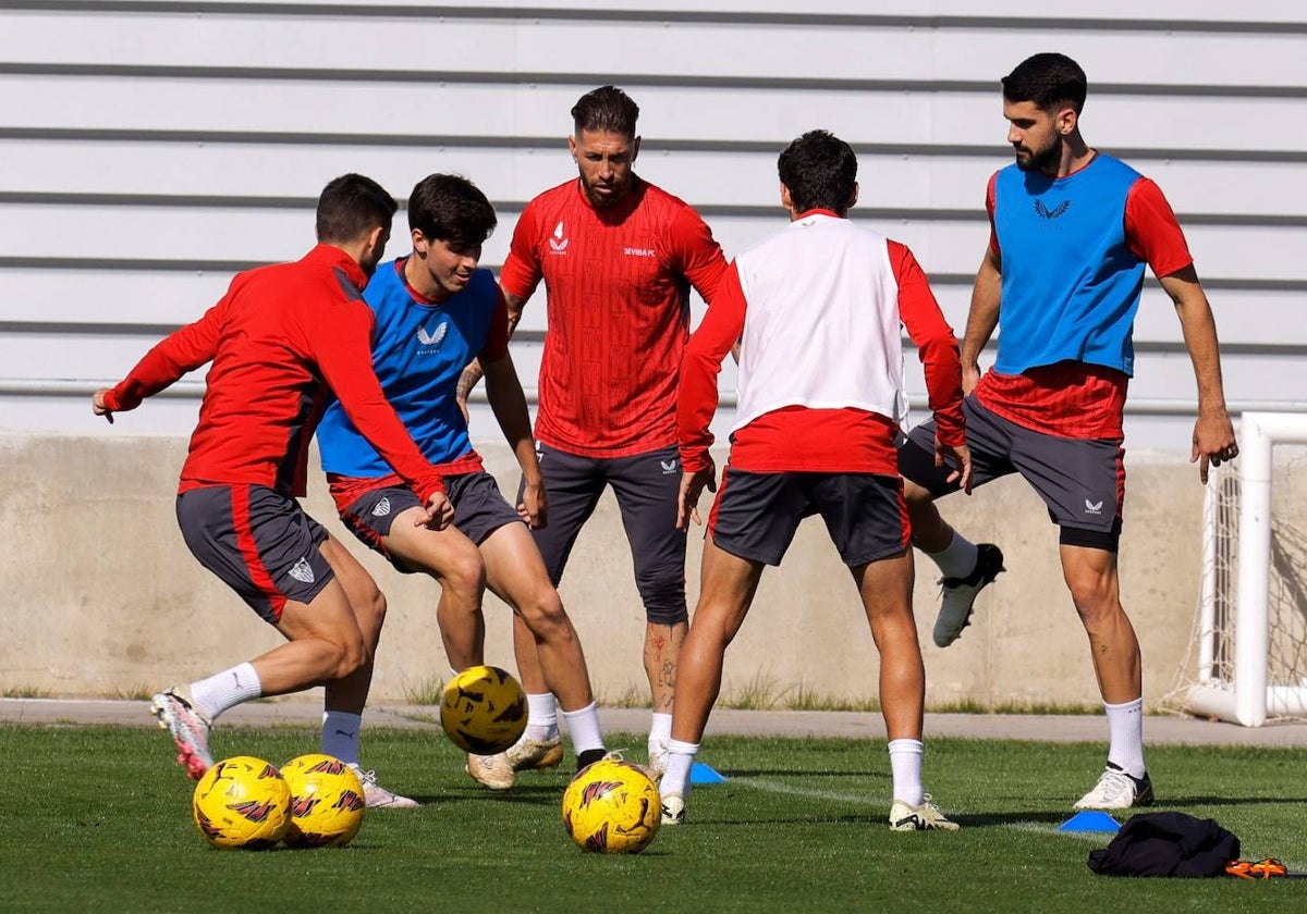 Sergio Ramos, junto a varios compañeros, en el entrenamiento de este jueves