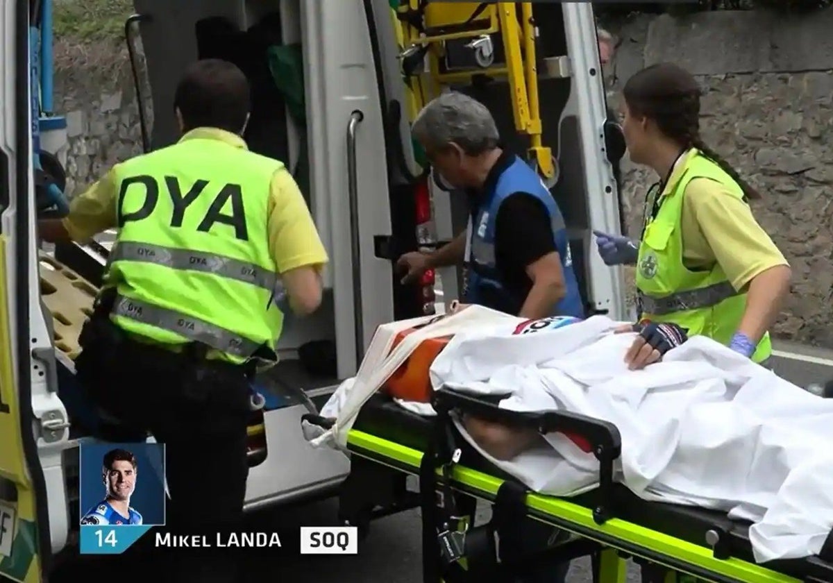 Mikel Landa fue evacuado en ambulancia