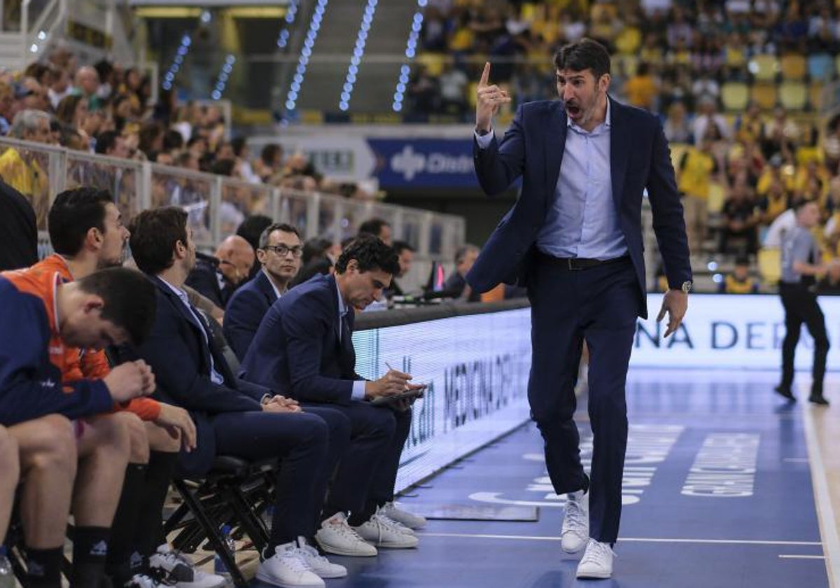 Alex Mumbrú durante un partido de la Liga ACB