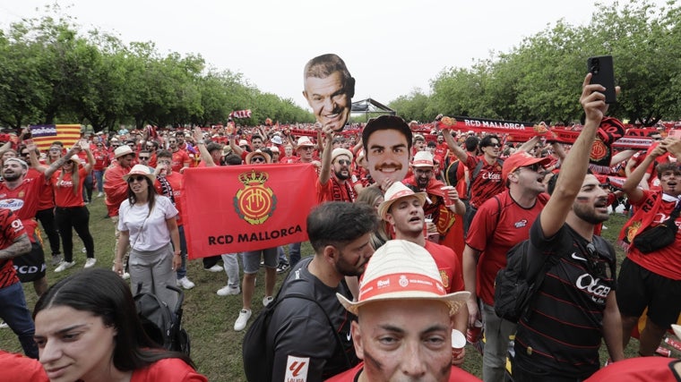 Afición mallorquinista en la fan zone ubicada al lado del Estadio de La Cartuja