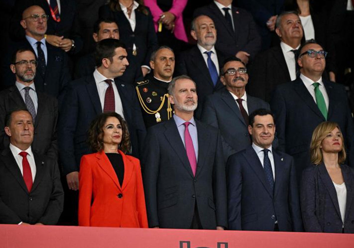 Palco de autoridades presidida por Su Majestad Felipe VI