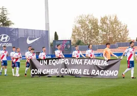 Protesta de los jugadores del Rayo Majadahonda  ante la Ponferradina por la sanción a Cheik Sarr y al club
