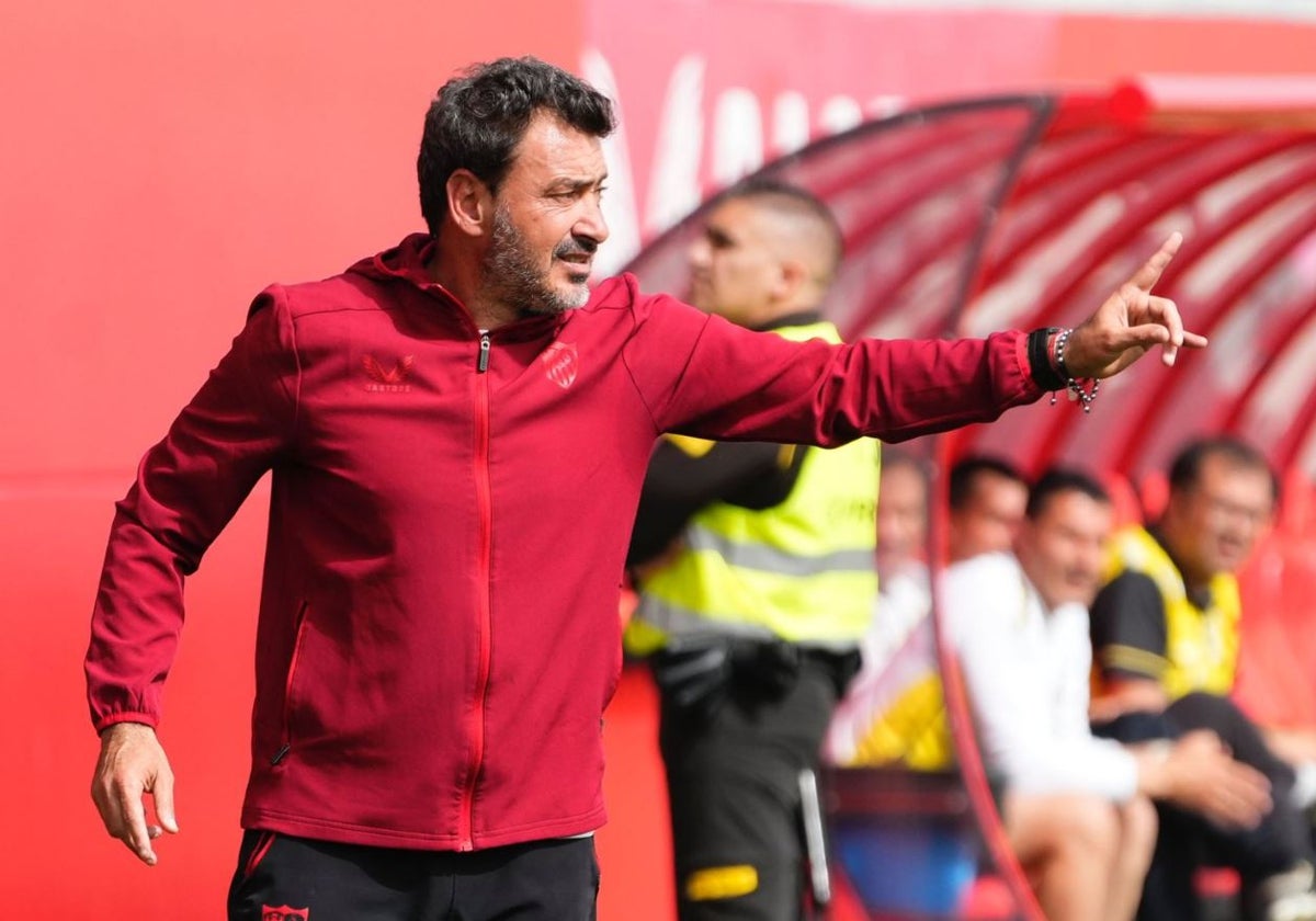 Jesús Galván hace una señalización desde la banda este domingo en el Jesús Navas