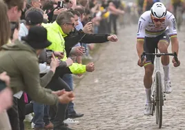 Van der Poel honra la París-Roubaix