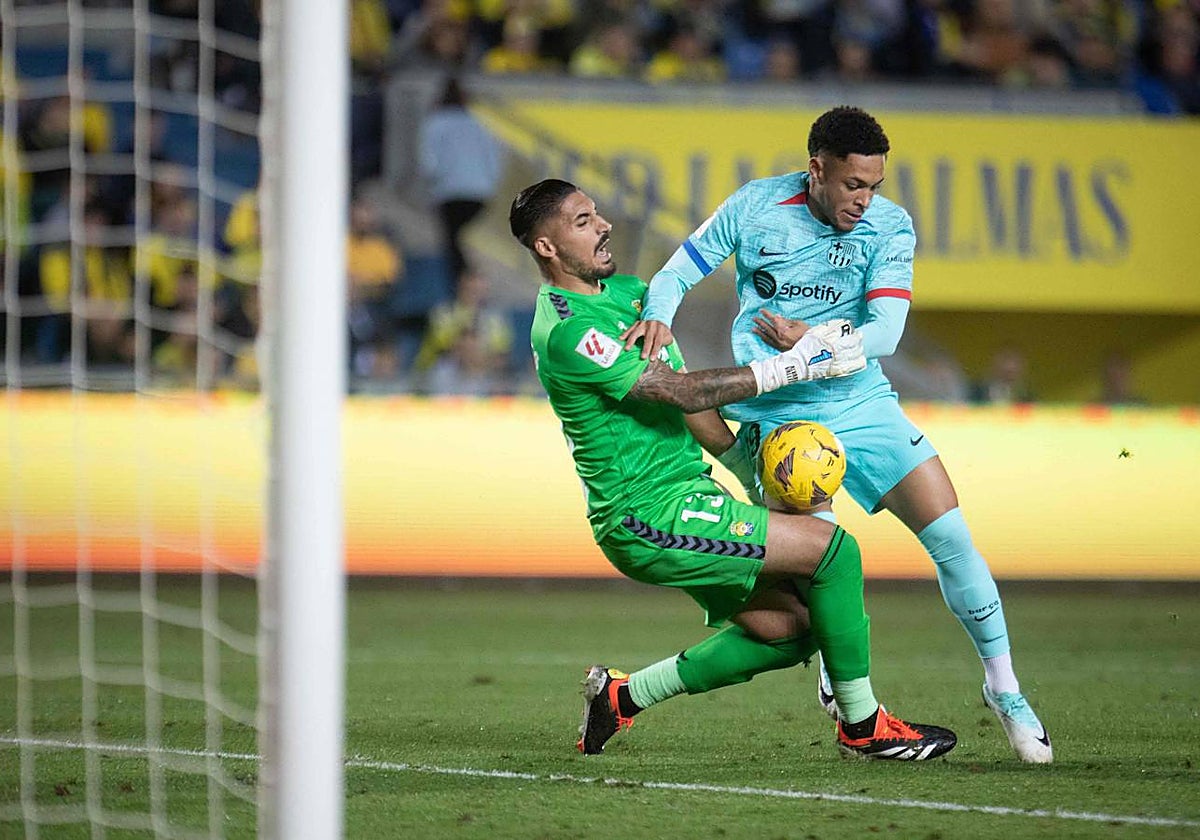Álvaro Valles disputa un balón con Vitor Roque durante el partido Las Palmas-Barcelona de LaLiga 23-24