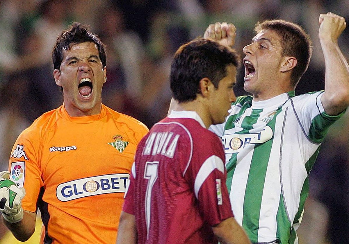 Contreras y Joaquín celebran la victoria en el derbi ante el Sevilla celebrado en abril de 2006 en el Estadio Manuel Ruiz de Lopera