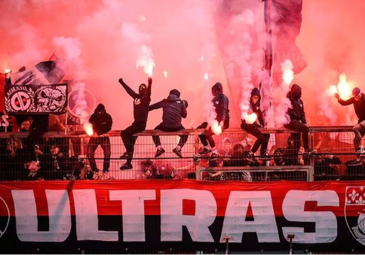 Ultras del PSG con artefactos de pirotecnia