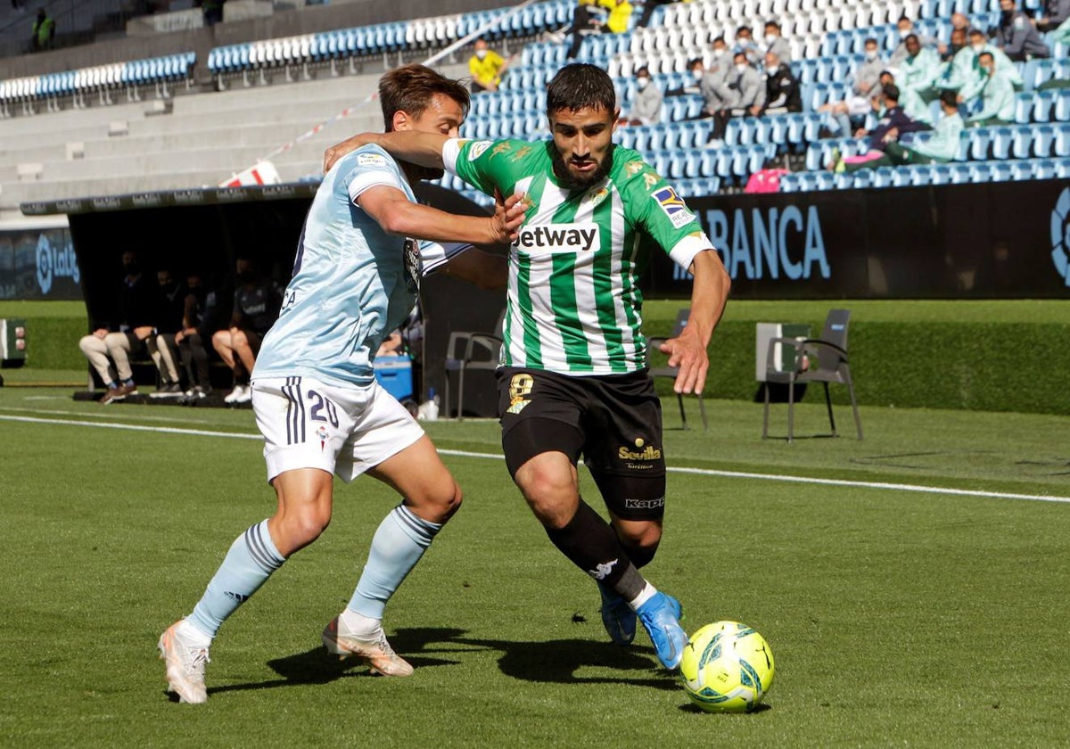 Fekir trata de avanzar ante Kevin Vázquez en el Celta - Betis de mayo de 2021