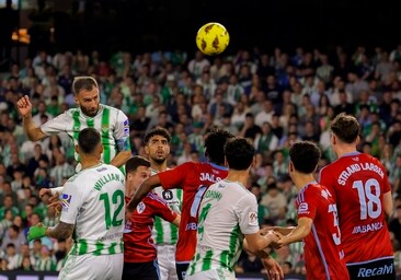 Pezzella remata entre varios jugadores durante el Betis - Celta