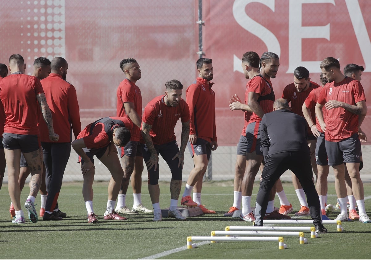 Imagen de una sesión de entrenamiento del Sevilla esta semana en la ciudad deportiva