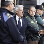 Pillada a Pedro Rocha: finge hablar por teléfono para esquivar a la prensa... y de repente le suena el móvil