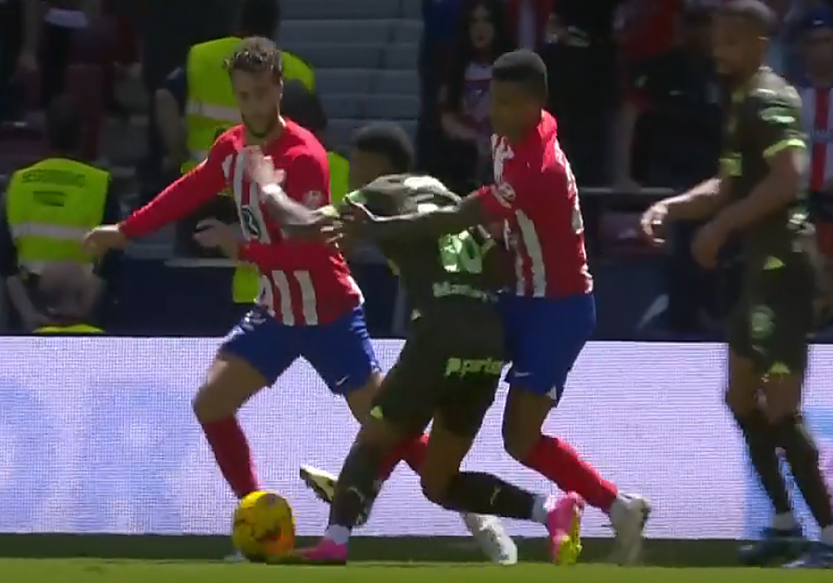 El Girona reclamó penalti en esta acción sobre Savinho