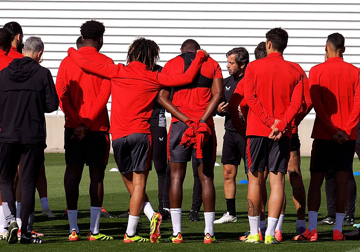 Quique Sánchez Flores charla con sus jugadores en la ciudad deportiva