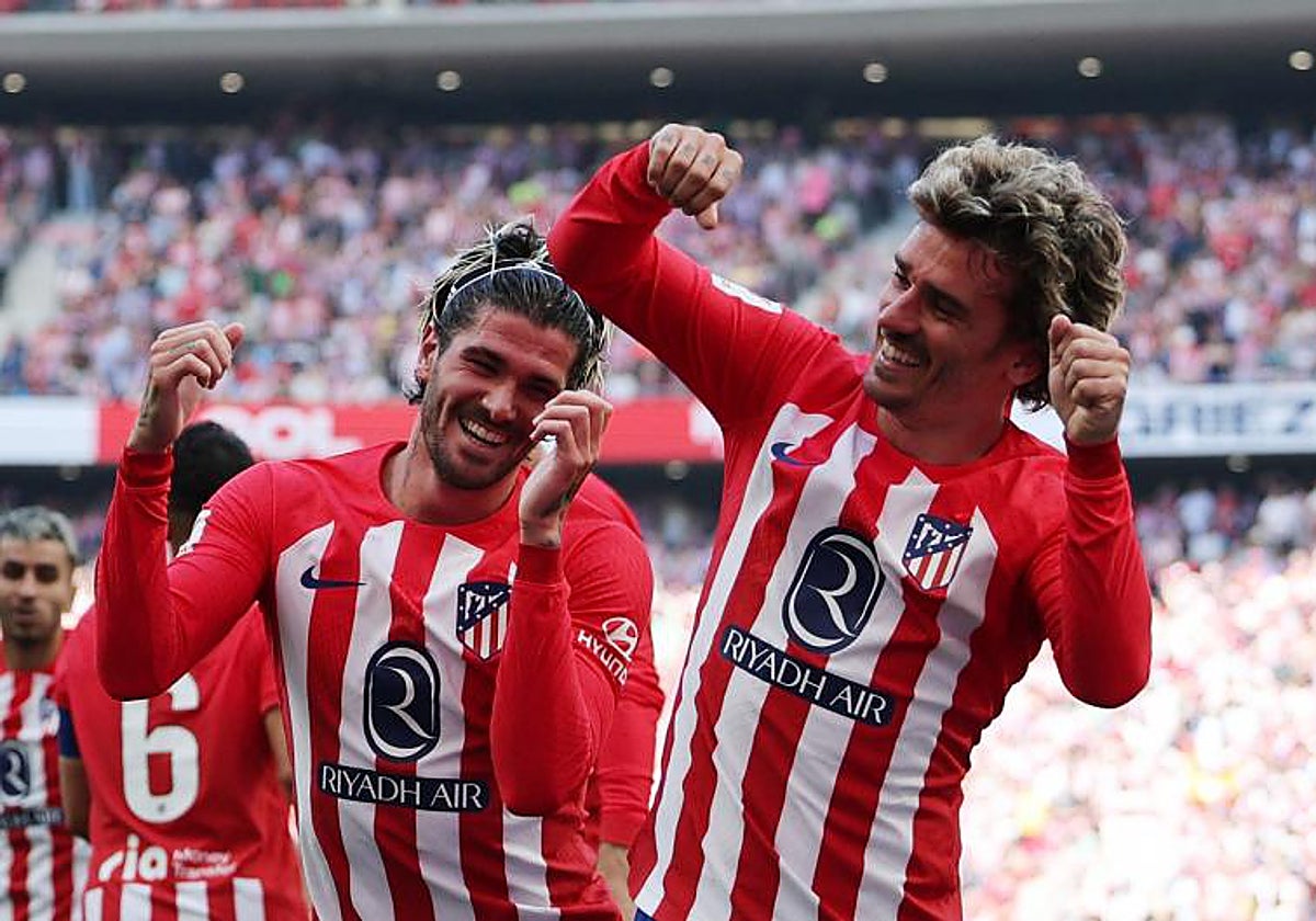Antoine Griezmann celebra junto a Rodrigo De Paul su primer tanto