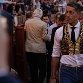 Manuel Escribano, con la ropa prestada por el Chimy Ávila, para torear el sexto de la tarde en la Maestranza