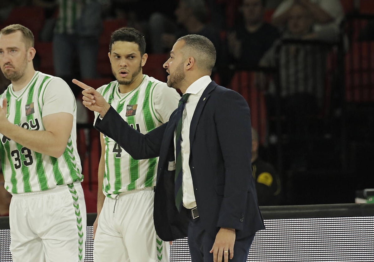Savignani da instrucciones a Polanco en el Betis Baloncesto - Força Lleida