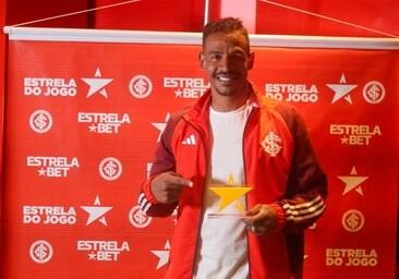 Fernando posa con el trofeo de mejor jugador del Internacional - Bahía otorgado por los aficionados