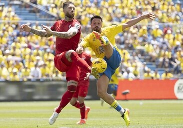 Sergio Ramos disputa un balón en el partido Las Palmas-Sevilla de este domingo