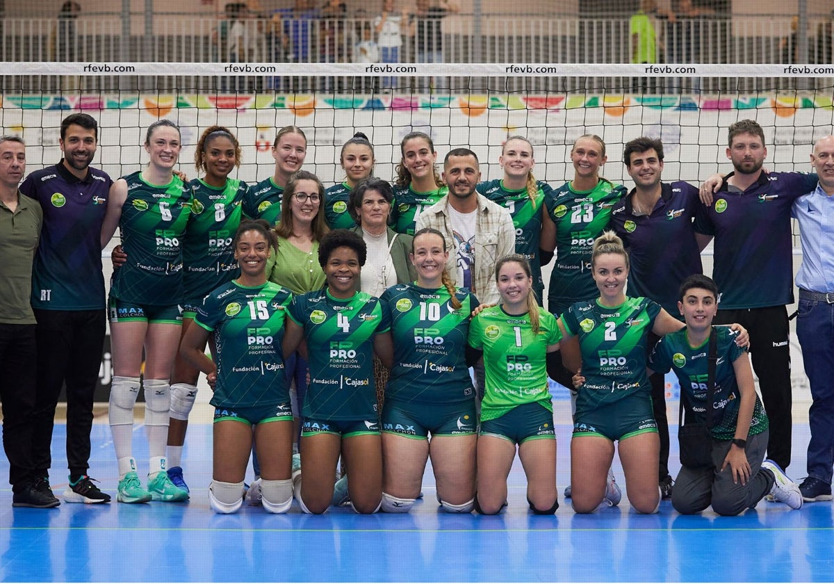 La plantilla y el cuerpo técnico del FP Pro Voley Cajasol