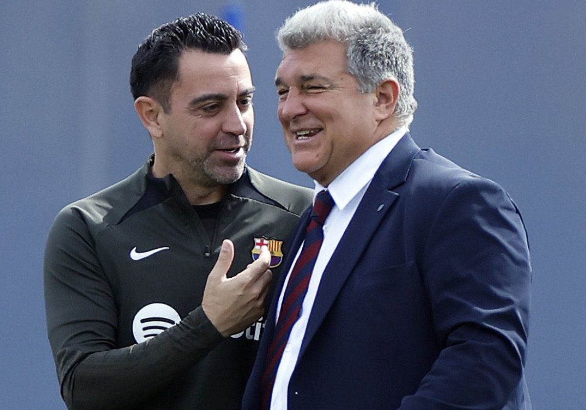 Xavi recibió la visita del presidente Laporta en el entrenamiento