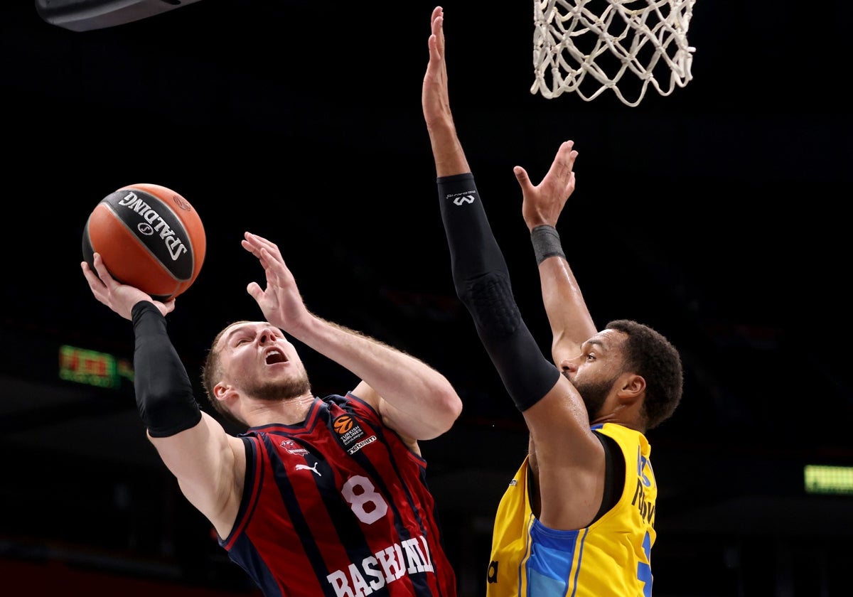 Sedekerskis intenta anotar ante Webb