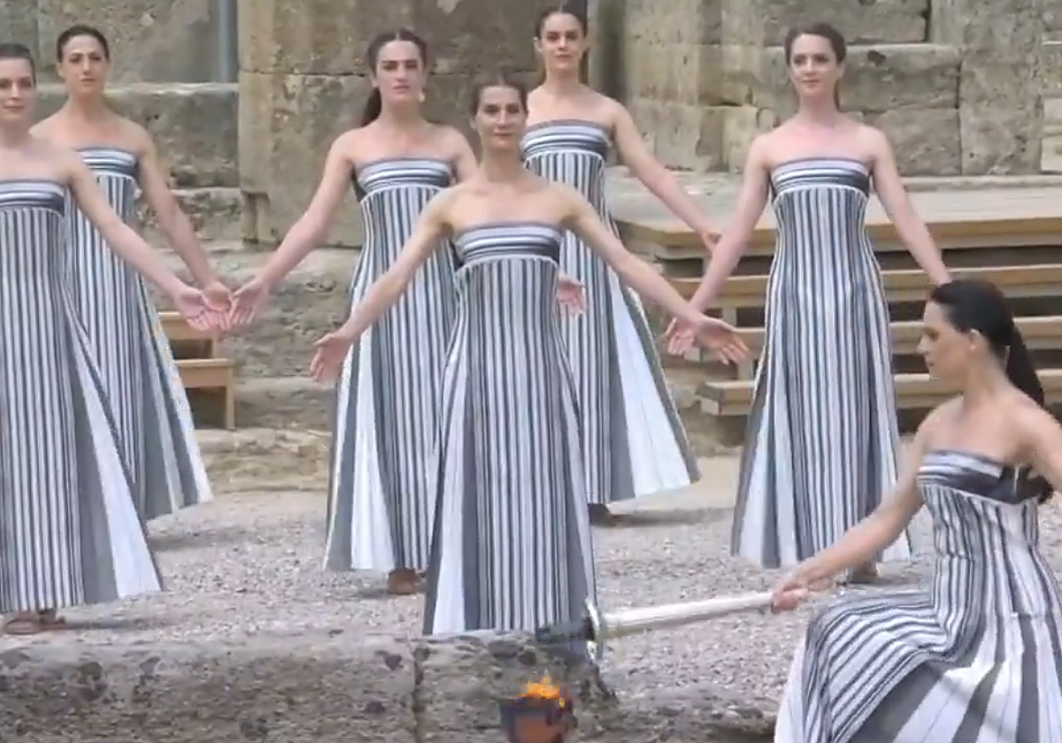 Instante del encendido de la antorcha olímpica