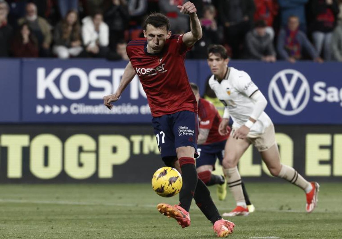 Ante Budimir lanza el penalti con el tiempo reglamentario ya cumplido ante el Valencia