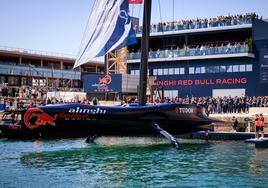 El AC75 del Alinghi Red Bull Racing botado en Barcelona