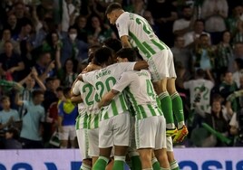 Los futbolistas del Betis celebran uno de los goles marcados en el partido ante el Celta