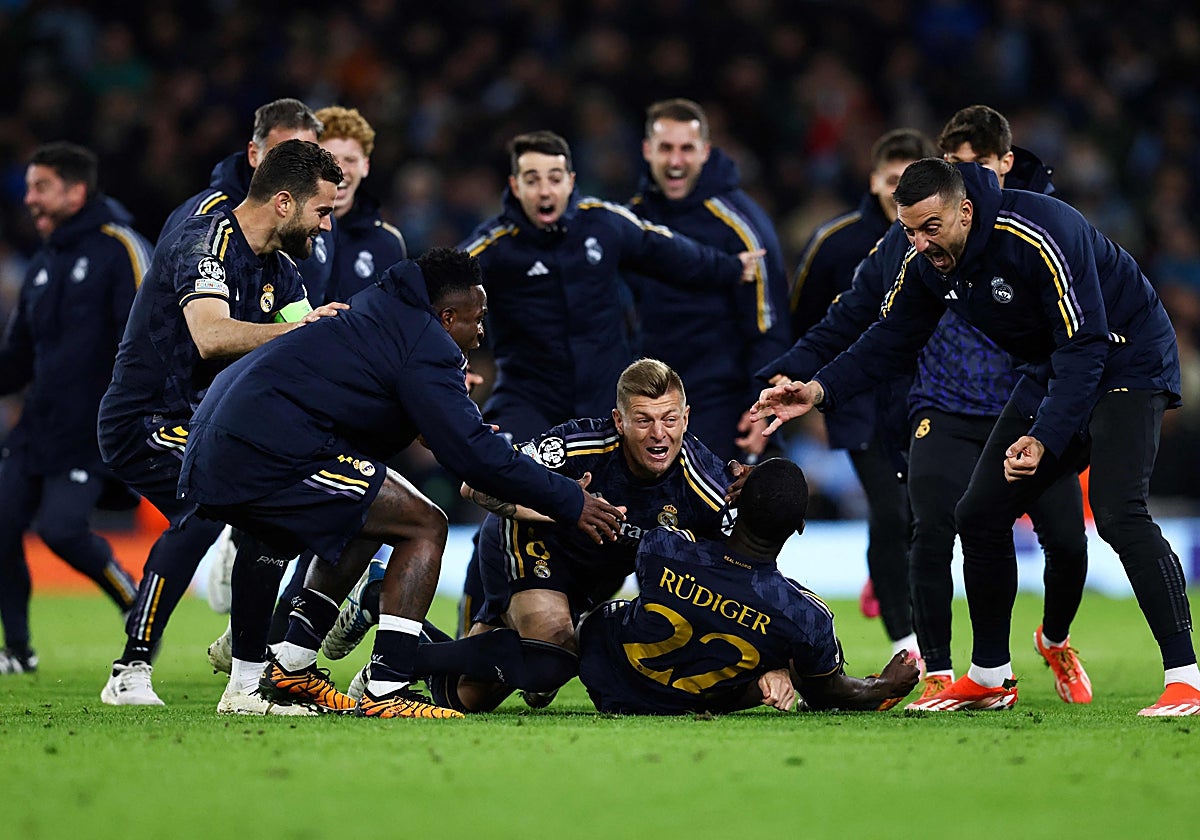 Los jugadores del Madrid se abalanzan sobre Rudiger, autor del gol decisivo