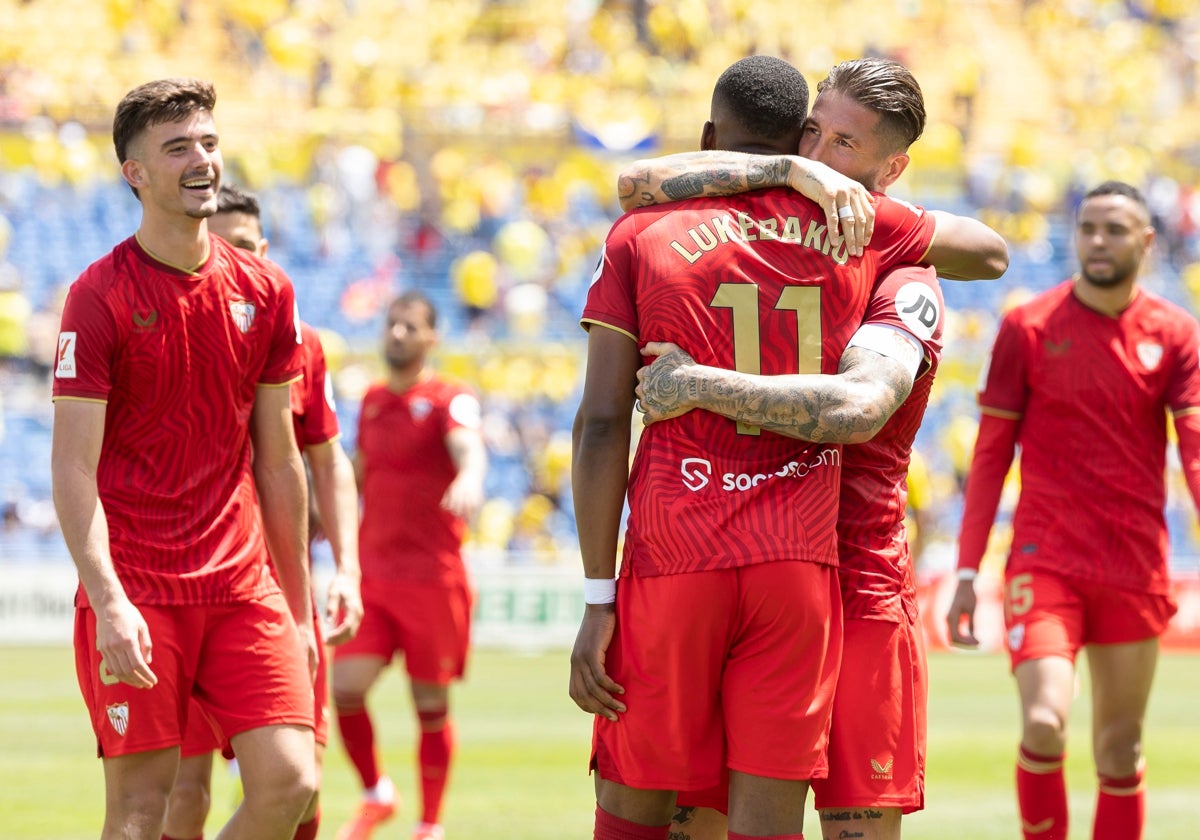 Sergio Ramos y Kike Salas abrazan a Lukebakio