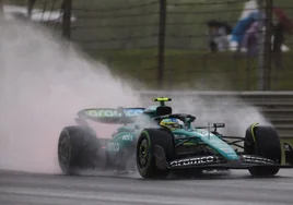 Alonso dicta un curso de conducción en la lluvia