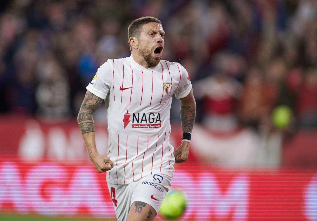 Papu Gómez celebra un gol con la camiseta del Sevilla