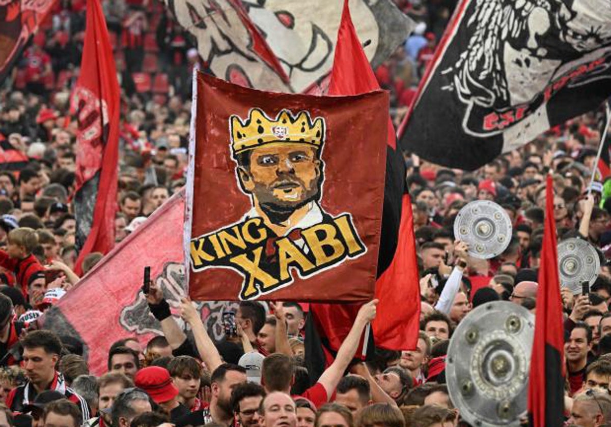 La afición del Bayer Leverkusen idolatra a Xabi Alonso