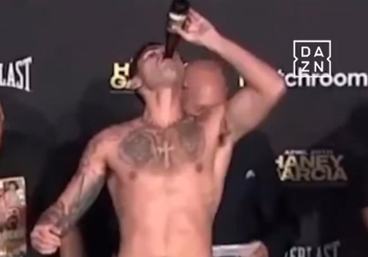 El boxeador Ryan García se bebe una cerveza durante el pesaje