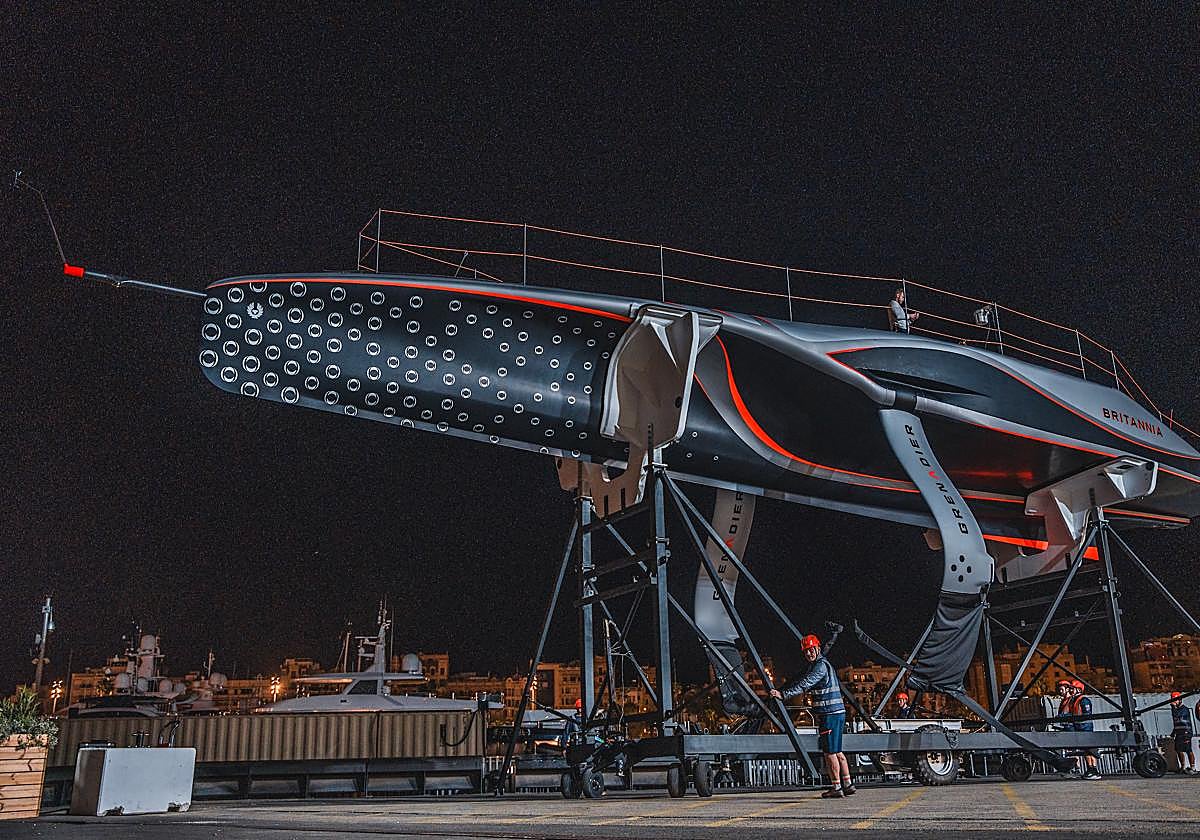 El INEOS Britannia mostró por primera vez su AC75 en la base de Barcelona