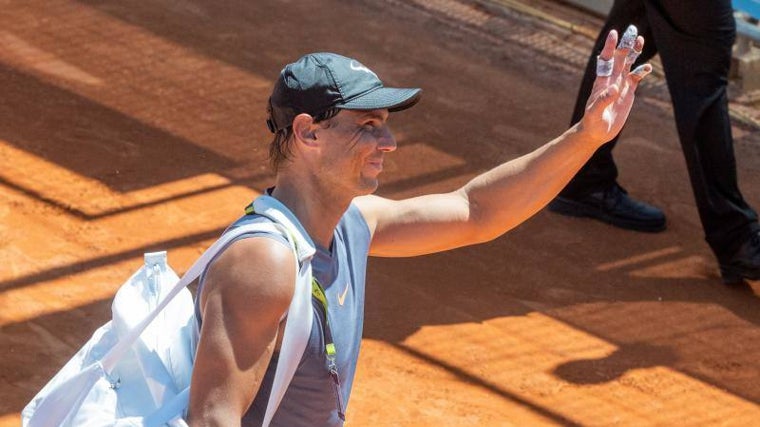Rafa Nadal saludo a los aficionados después de su entrenamiento en la Caja Mágica