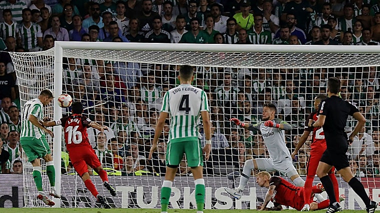 Joaquín, de cabeza, marca el gol que le dio el triunfo al Betis en el derbi del 2 de septiembre de 2018 en el Benito Villamarín