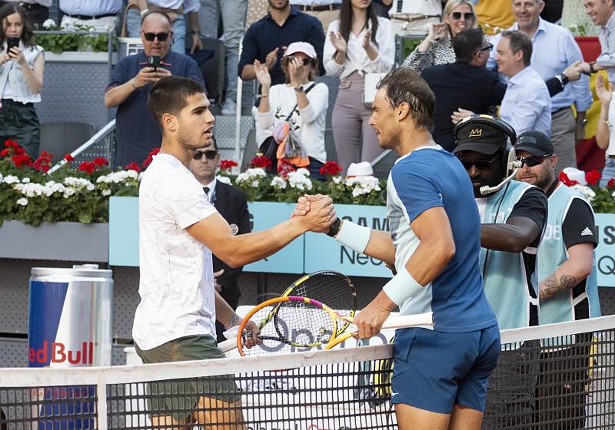Carlos Alcaraz, izquierda, y Rafa Nadal, derecha, durante su partido en el Mutua Madrid Open de 2022
